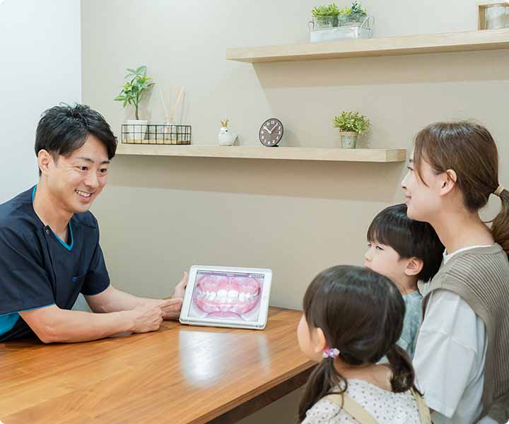 子どもの矯正の無料相談会に来た親子