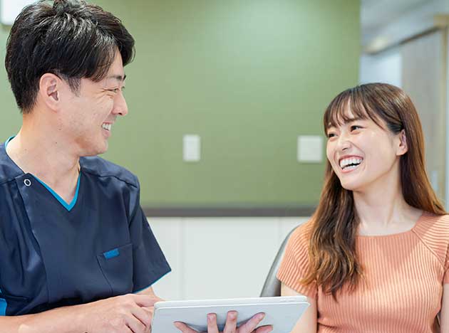 矯正歯科治療の無料相談会で医師の説明を聞いているお客様