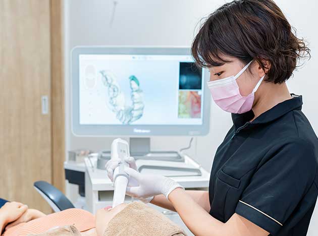 矯正歯科治療の無料相談会で精密検査を受けているお客様