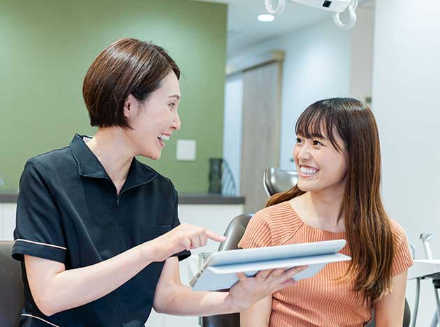 矯正歯科治療の治療後のメンテナンスについて説明している歯科医師 img-rounded