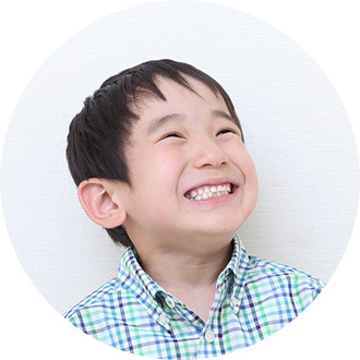 子どもの矯正歯科を受けて笑顔の子ども