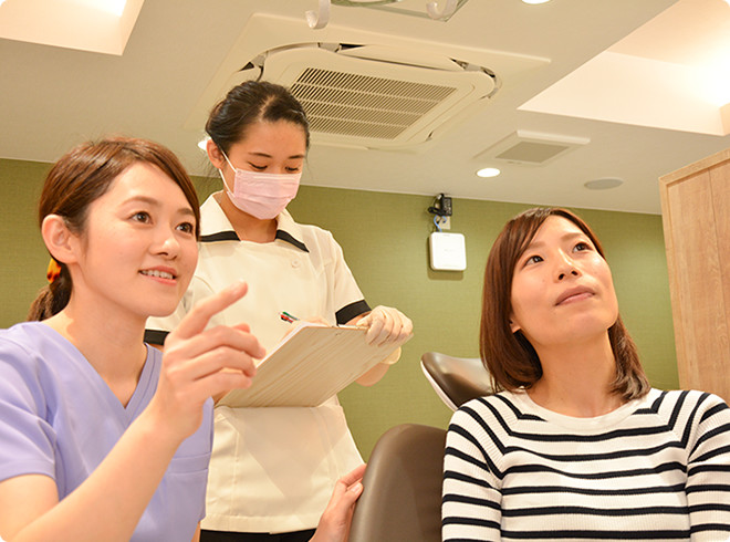 矯正歯科治療の無料相談会で医師の説明を聞いているお客様