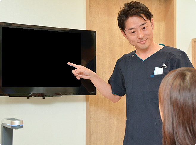 矯正歯科治療の無料相談会で治療計画の説明を受けているお客様