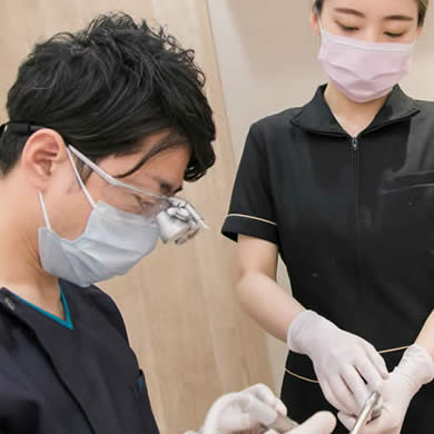 先生が矯正治療をしている様子