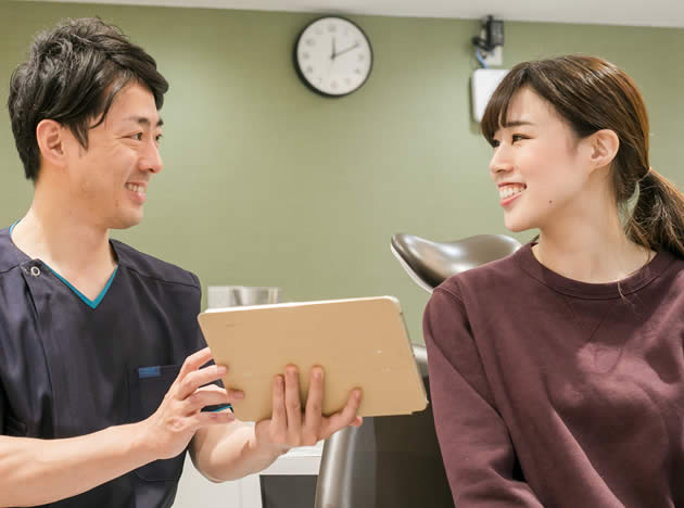 矯正歯科治療の無料相談会で医師の説明を聞いているお客様