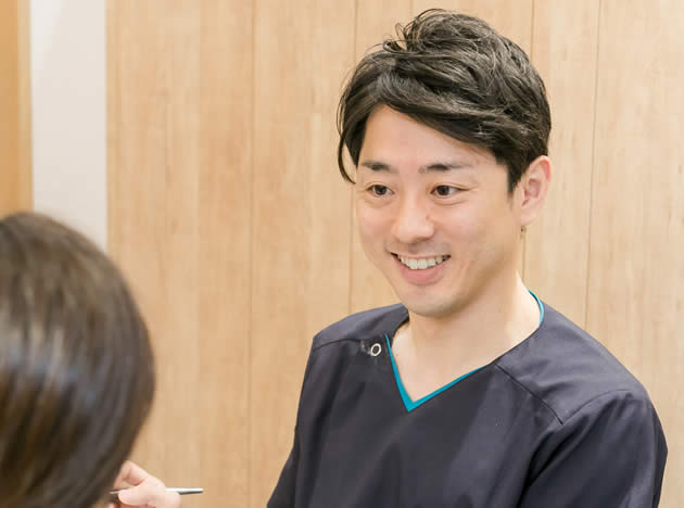 矯正歯科治療の無料相談会で治療計画の説明を受けているお客様