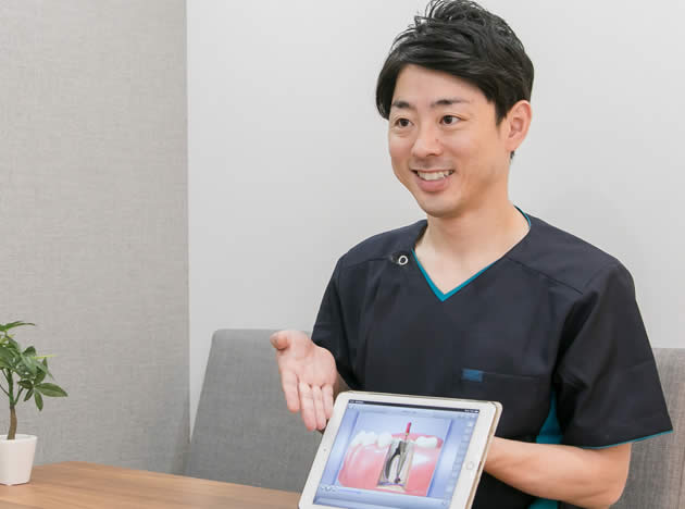 矯正歯科治療の治療後のメンテナンスについて説明している歯科医師 img-rounded